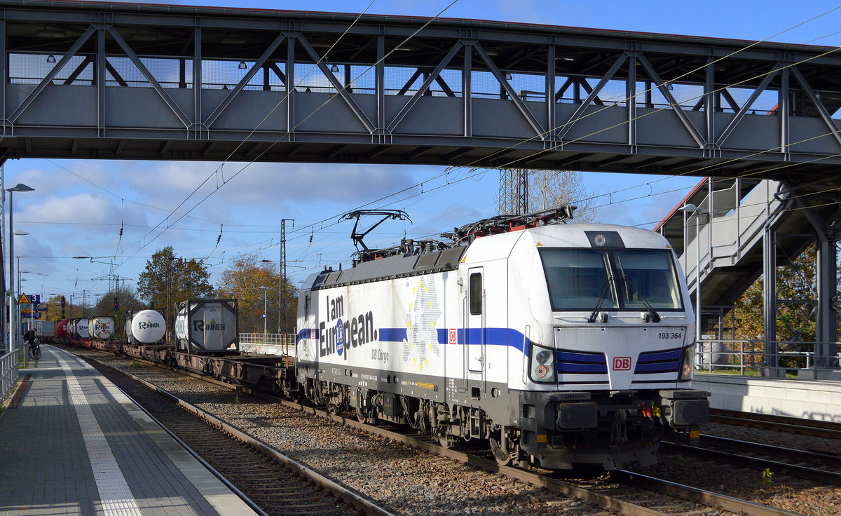 DB Cargo AG [D] mit  193 364  [NVR-Nummer: 91 80 6193 364-7 D-DB] und Containerzug am 05.11.20 Bf. Saarmund.