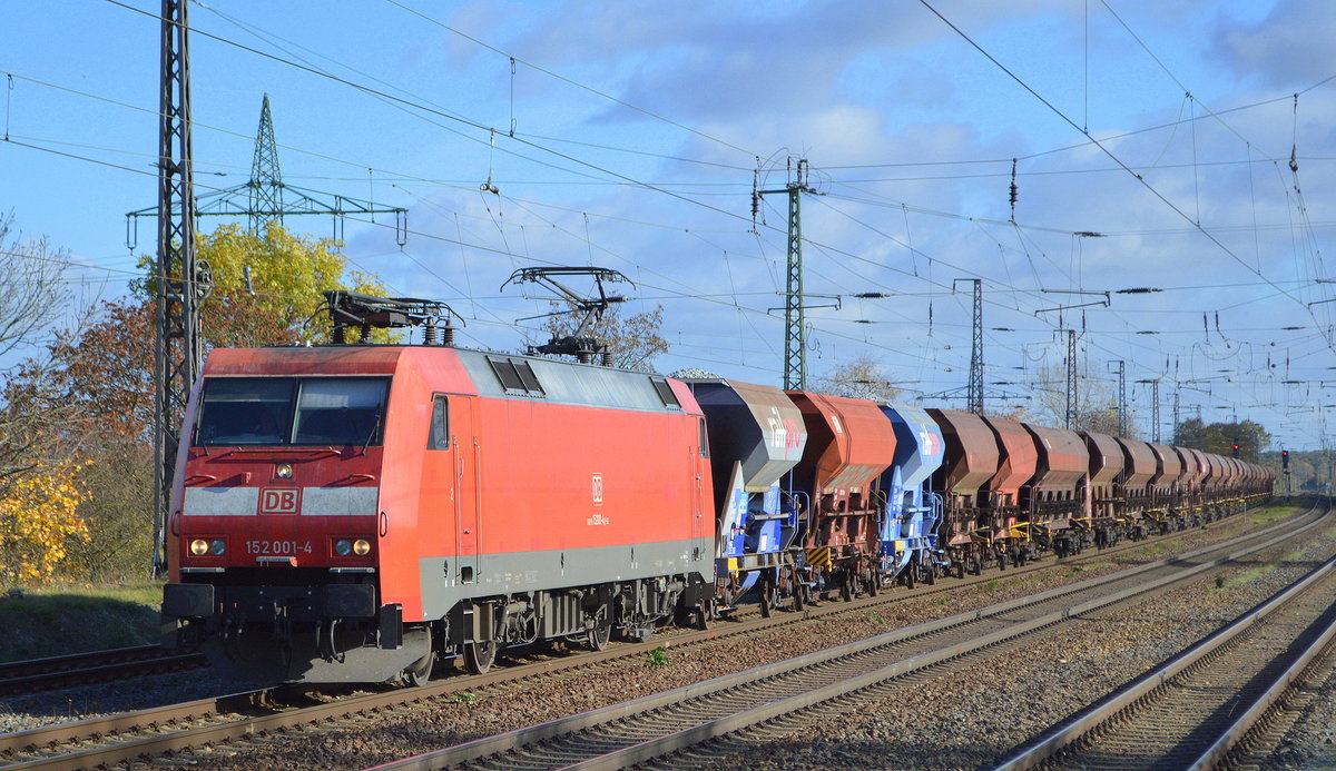 DB Cargo AG [D] mit  152 001-4  [NVR-Nummer: 91 80 6152 001-4 D-DB) und Schotterzug am 05.11.20 Bf. Saarmund.