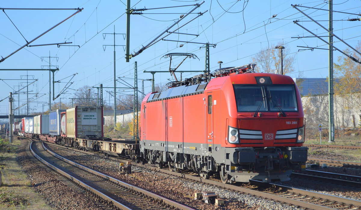DB Cargo AG [D] mit  193 399  [NVR-Nummer: 91 80 6193 399-3 D-DB] und Containerzug am 05.11.20 Bf. Flughafen BER Terminal 5. 