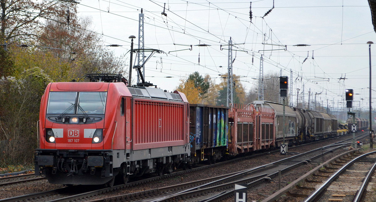 DB Cargo AG [D] mit  187 107  [NVR-Nummer: 91 80 6187 107-8 D-DB] und einem kunterbunt gemischten Güterzug Richtung Frankfurt/Oder am 13.11.20 Berlin Hirschgarten.