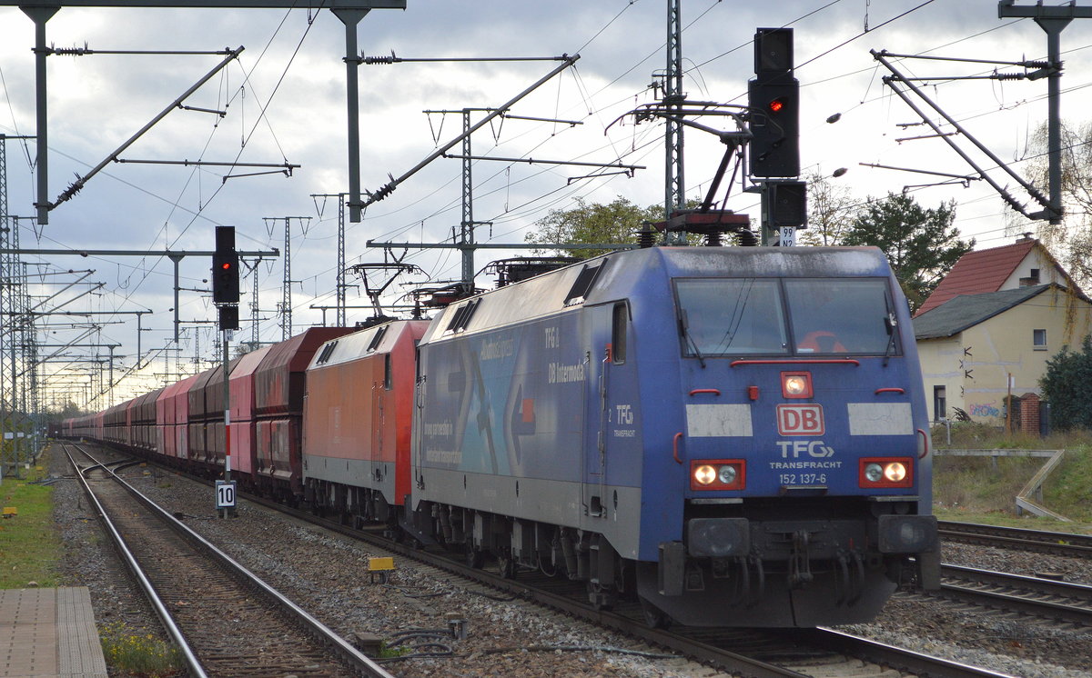 DB Cargo AG [D] mit der Doppeltraktion  152 137-6  [NVR-Nummer: 91 80 6152 137-6 D-DB] +  152 015-4  [NVR-Nummer: 91 80 6152 015-4 D-DB] und dem leeren Erzzug aus Ziltendorf EKO Richtung Hamburg am 16.11.20 Bf. Golm (Potsdam).