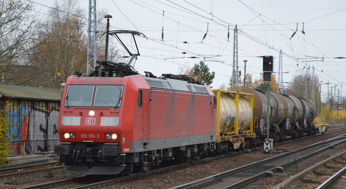 DB Cargo AG [D] mit  185 115-3  [NVR-Nummer: 91 80 6185 115-3 D-DB] und einigen Güterwagen Richtung Franfurt/Oder am 17.11.20 Bf. Berlin Hirschgarten.
