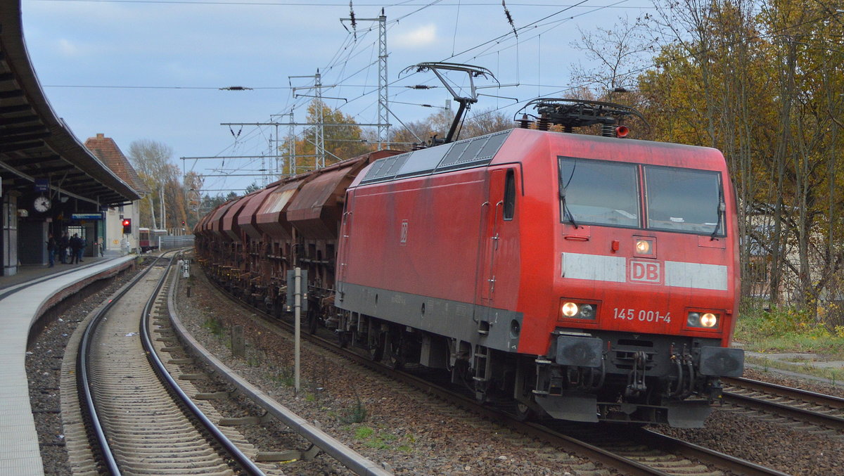 DB Cargo AG [D] mit  145 001-4  [NVR-Nummer: 91 80 6145 001-4 D-DB] und einem Ganzzug gedeckter Schüttgutwagen am 18.11.20 Bf. Berlin Buch.