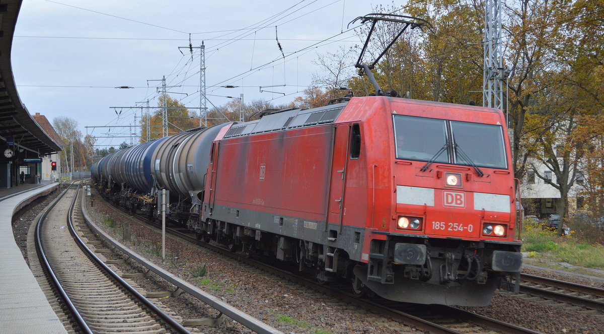 DB Cargo AG [D] mit  185 254-0  [NVR-Nummer: 91 80 6185 254-0 D-DB] mit Kesselwagenzug (Benzin) aus Schwedt (Stendell) am 18.11.20 Bf. Berlin Buch. 