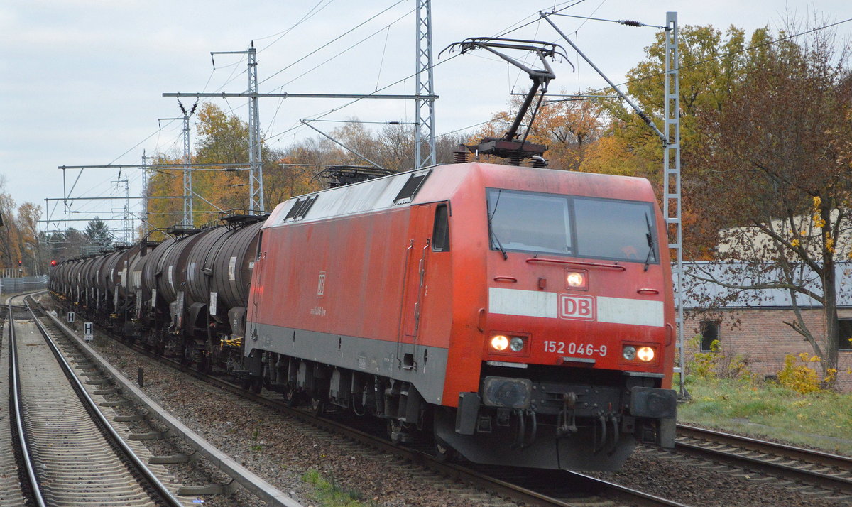 DB Cargo AG [D] mit  152 046-9  [NVR-Nummer: 91 80 6152 046-9 D-DB] und einem Kesselwagenzug (geschmolzenes Schwefel) am 18.11.20 Bf. Berlin Buch.