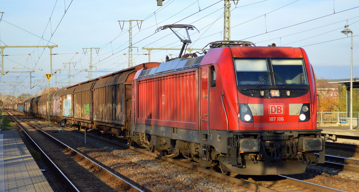 DB Cargo AG [D] mit  187 106  [NVR-Nummer: 91 80 6187 106-0 D-DB] und gemischtem Güterzug Richtung Rangierbahnhof Seddin am 24.11.20 Bf. Golm (Potsdam).