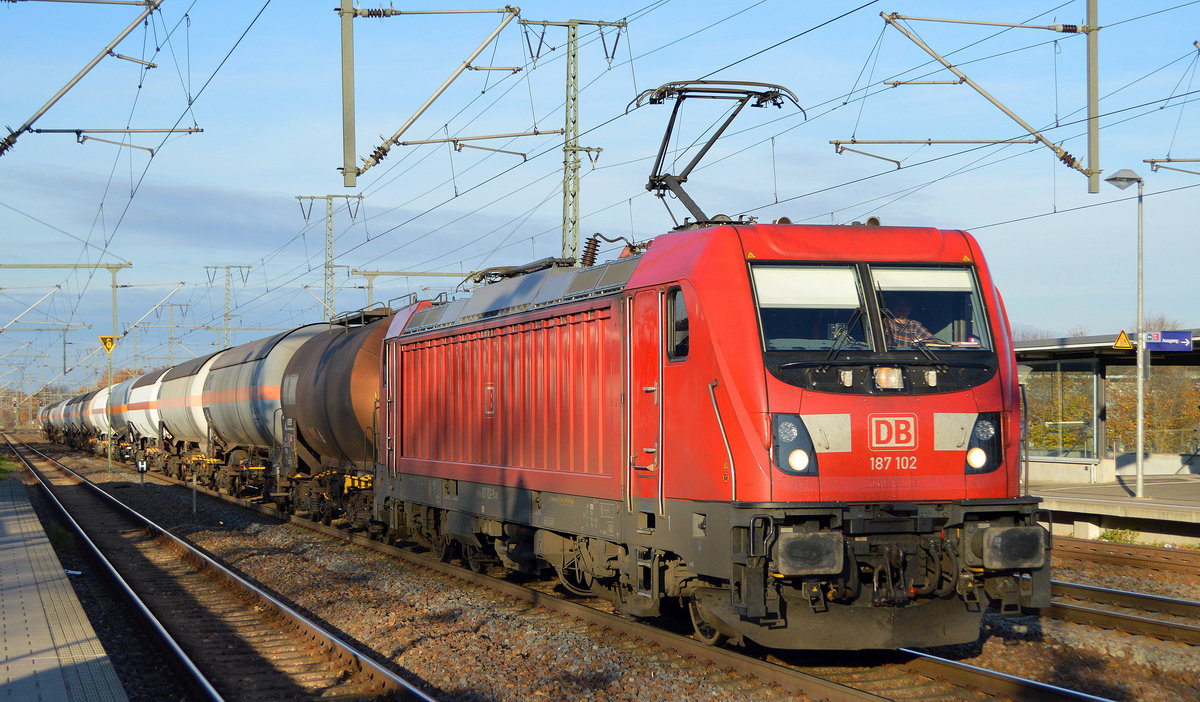 DB Cargo AG [D] mit  187 102  [NVR-Nummer: 91 80 6187 102-9 D-DB] und gemischtem Kesselwagenzug Richtung Rangierbahnhof Seddin am 24.11.20 Bf. Golm (Potsdam).