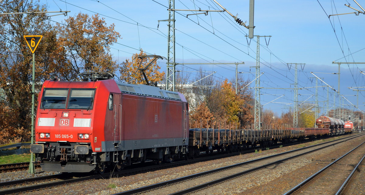 DB Cargo AG [D] mit  185 065-0  [NVR-Nummer: 91 80 6185 065-0 D-DB] und gemischtem Güterzug + hinten dran  298 313-8  am 24.11.20 Bf. Golm (Potsdam). 