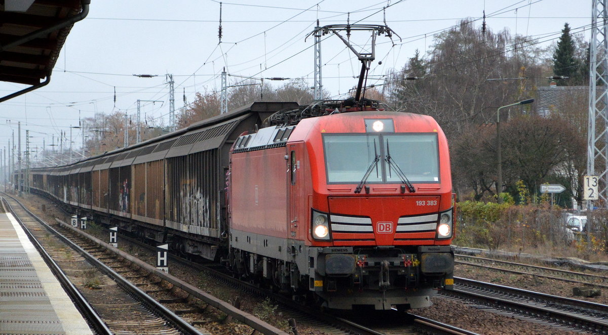 DB Cargo AG [D] mit  193 383  [NVR-Nummer: 91 80 6193 383-7 D-DB] und Ganzzug Schiebewandwagen am 27.11.20 Bf. Berlin Hirschgarten.