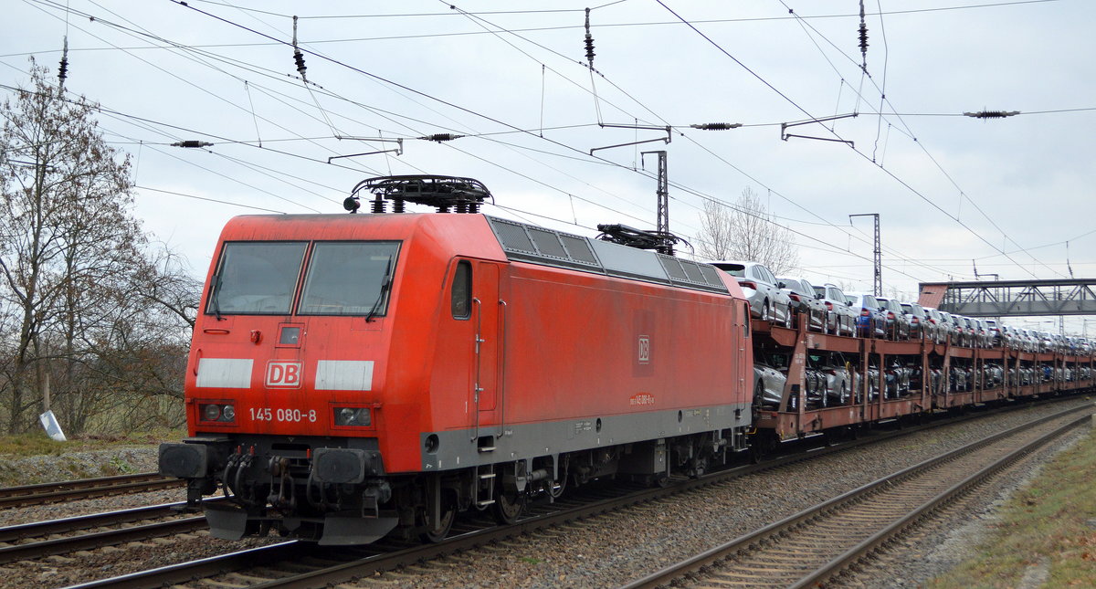DB Cargo AG [D] mit  145 080-8  [NVR-Nummer: 91 80 6145 080-8 D-DB] und PKW-Transportzug (fabrikneue SKODA) wartet auf Ablösung am 28.11.20 Bf. Saarmund.