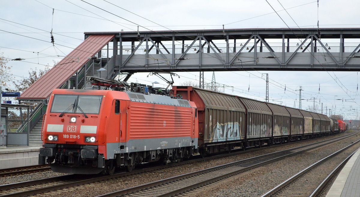 DB Cargo AG [D] mit  189 018-5  [NVR-Nummer: 91 80 6189 018-5 D-DB] und gemischtem Güterzug hielt kurz zum Personalwechsel im Bf. Saarmund, 28.11.20