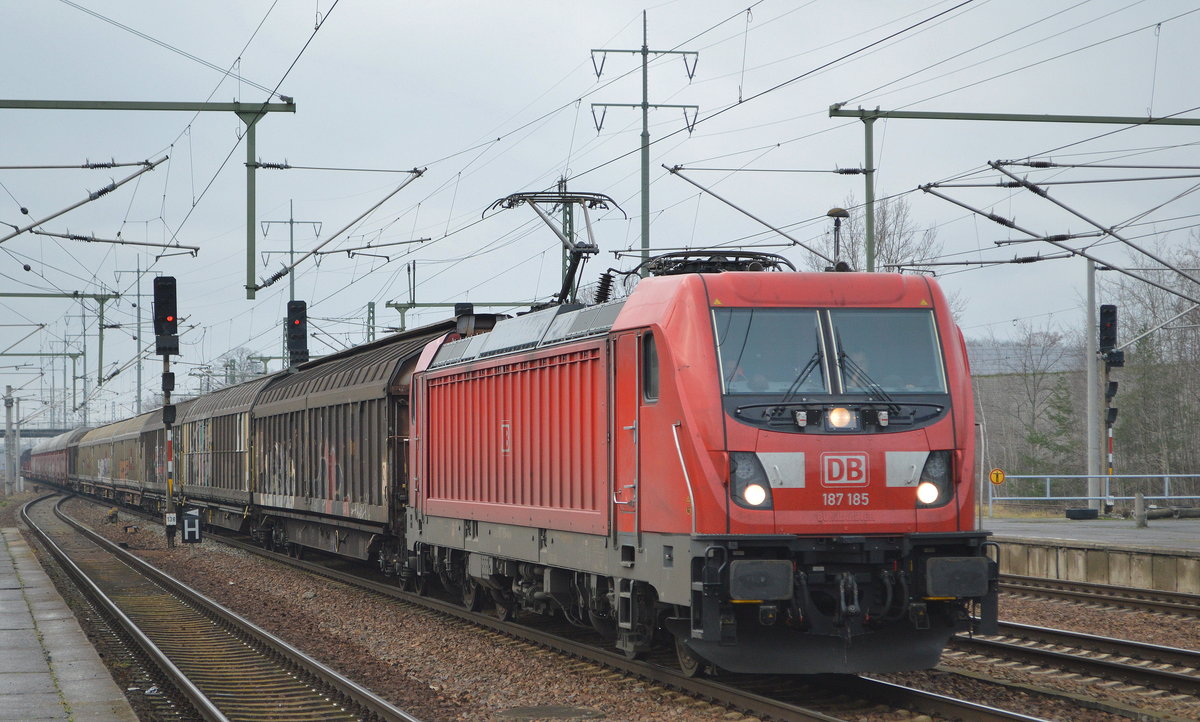 DB Cargo AG [D] mit  187 185  [NVR-Nummer: 91 80 6187 185-4 D-DB] und gemischtem Güterzug am 16.12.20 Durchfahrt Bf. Flughafen BER Terminal 5. 