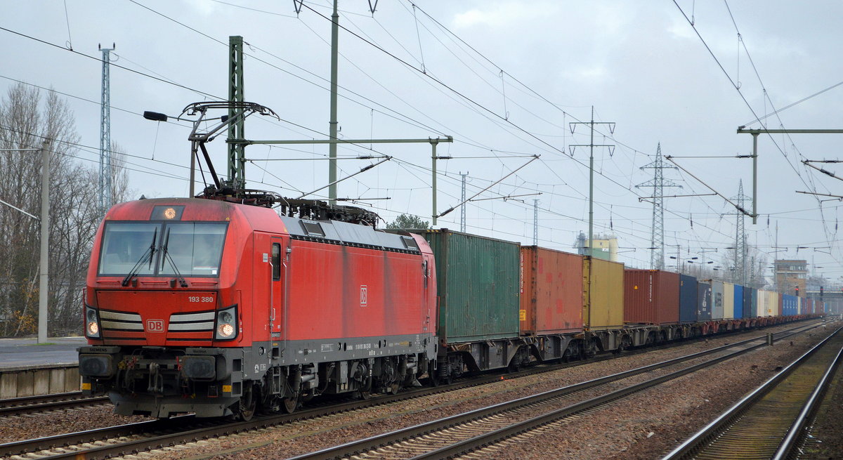 DB Cargo AG [D] mit  193 380  [NVR-Nummer: 91 80 6193 380-3 D-DB] und Containerzug am 16.12.20 Durchfahrt Bf. Flughafen BER Terminal 5.