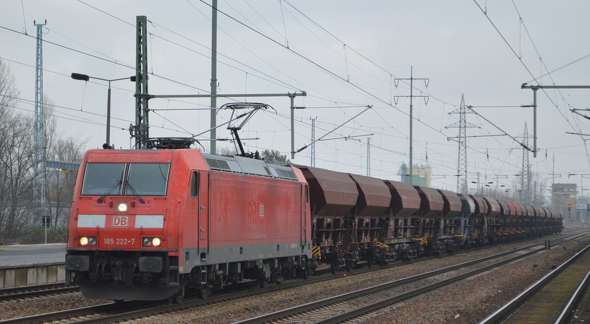 DB Cargo AG [D] mit   185 222-7  [NVR-Nummer: 91 80 6185 222-7 D-DB] und Schotterzug (leer) am 16.12.20 Durchfahrt Bf. Flughafen BER Terminal 5.