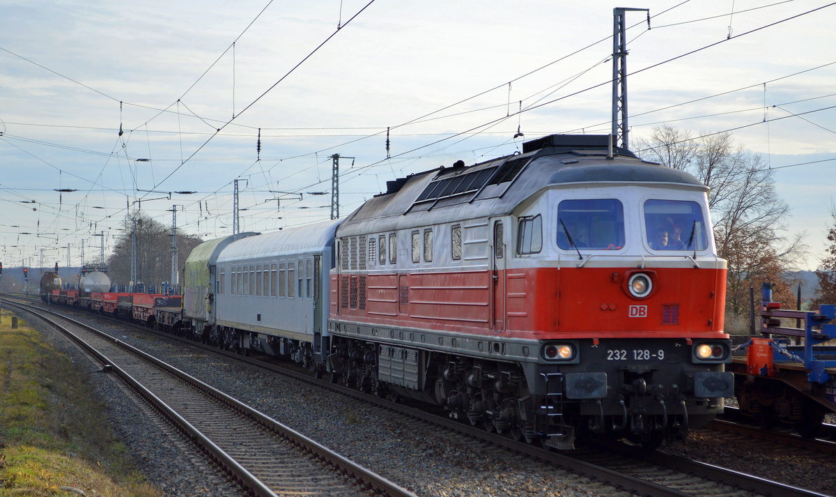 DB Cargo AG (D) mit  232 128-9  (NVR-Nummer  92 80 1232 128-9 D-DB ) und gemischtem Güterzug Richtung Rangierbahnhof Seddin am 17.12.20 Durchfahrt Bf. Saarmund. Viele Grüße an den Tf. !!!!