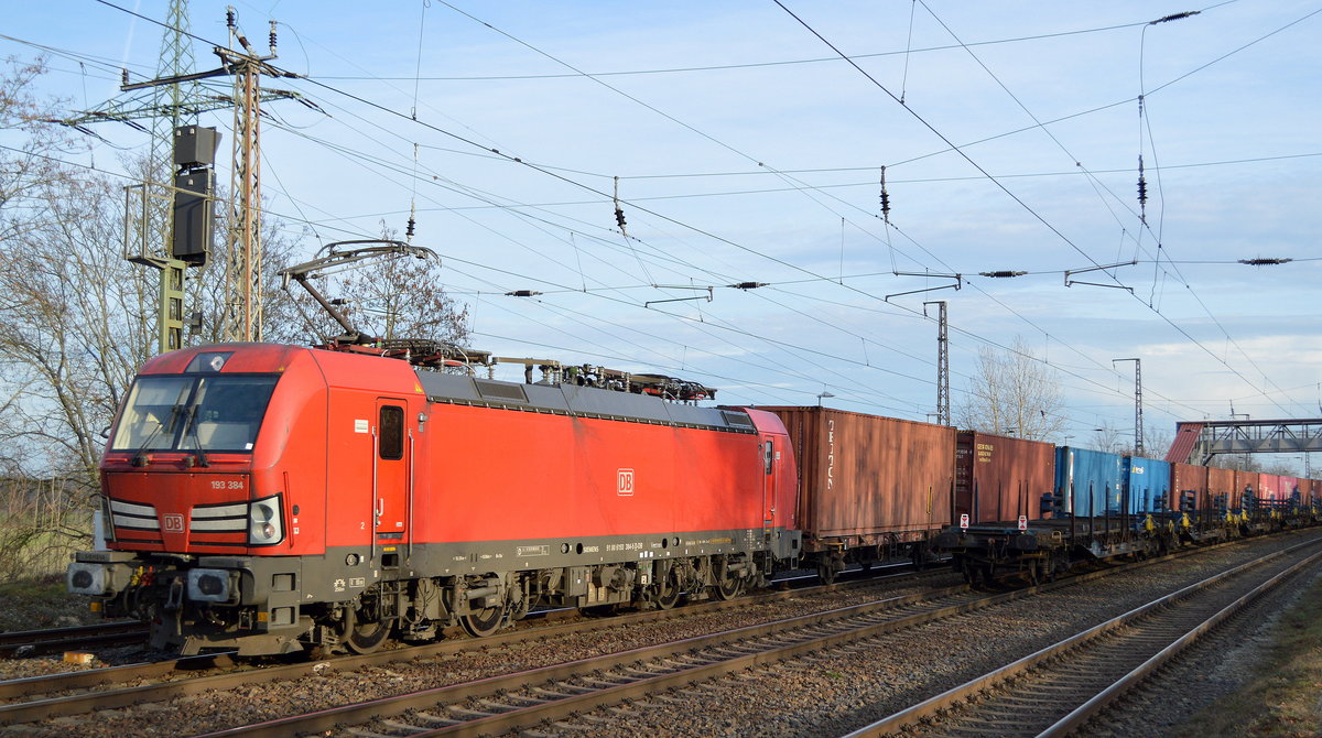 DB Cargo AG [D] mit  193 384  [NVR-Nummer: 91 80 6193 384-5 D-DB] und Containerzug am 17.12.20 Durchfahrt Bf. Saarmund.