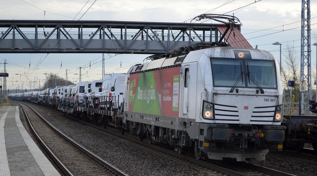 DB Cargo AG [D] mit  193 361  [NVR-Nummer: 91 80 6193 361-3 D-DB] und Fahrzeugtransportzug am 17.12.20 Durchfahrt Bf. Saarmund.