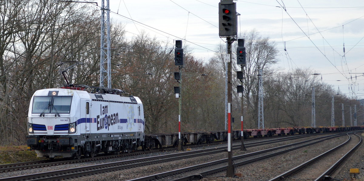 DB Cargo AG [D] mit  193 362  [NVR-Nummer: 91 80 6193 362-1 D-DB] und Containertransportzug (leer) am 17.12.20 Durchfahrt Bf. Saarmund.