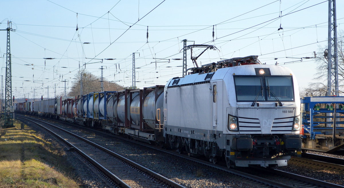 DB Cargo AG [D] mit  193 560  [NVR-Nummer: 91 80 6193 560-0 D-DB] und Containerzug am 18.12.20 Durchfahrt Bf. Saarmund.