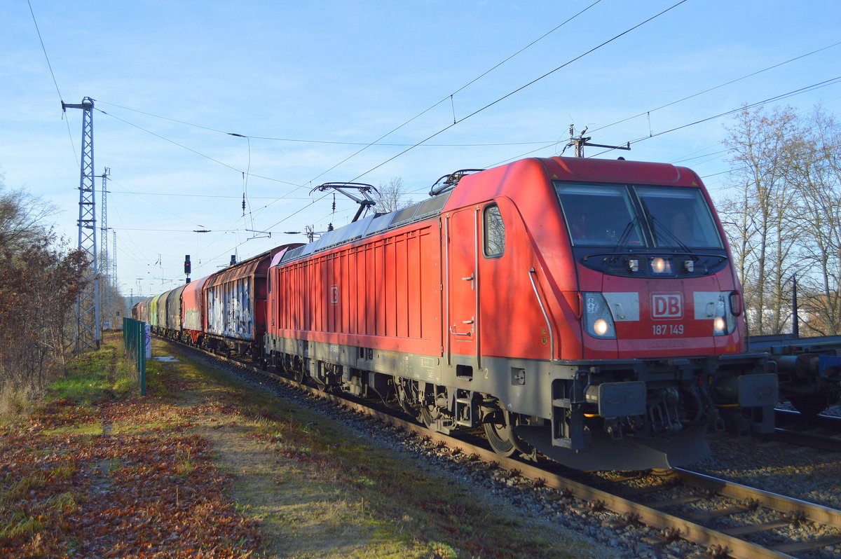 DB Cargo AG [D] mit  187 149  [NVR-Nummer: 91 80 6187 149-0 D-DB] und gemischtem Güterzug am 18.12.20 Durchfahrt Bf. Saarmund.
