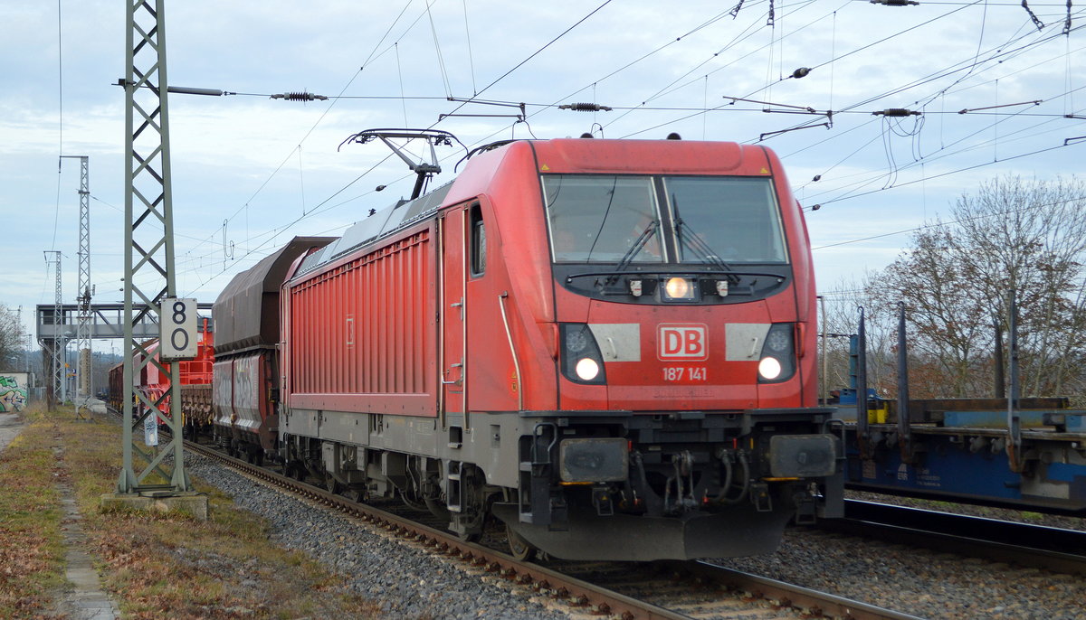 DB Cargo AG [D] mit  187 141  [NVR-Nummer: 91 80 6187 141-7 D-DB] und gemischtem Güterzug am 17.12.20 Durchfahrt Bf. Saarmund.