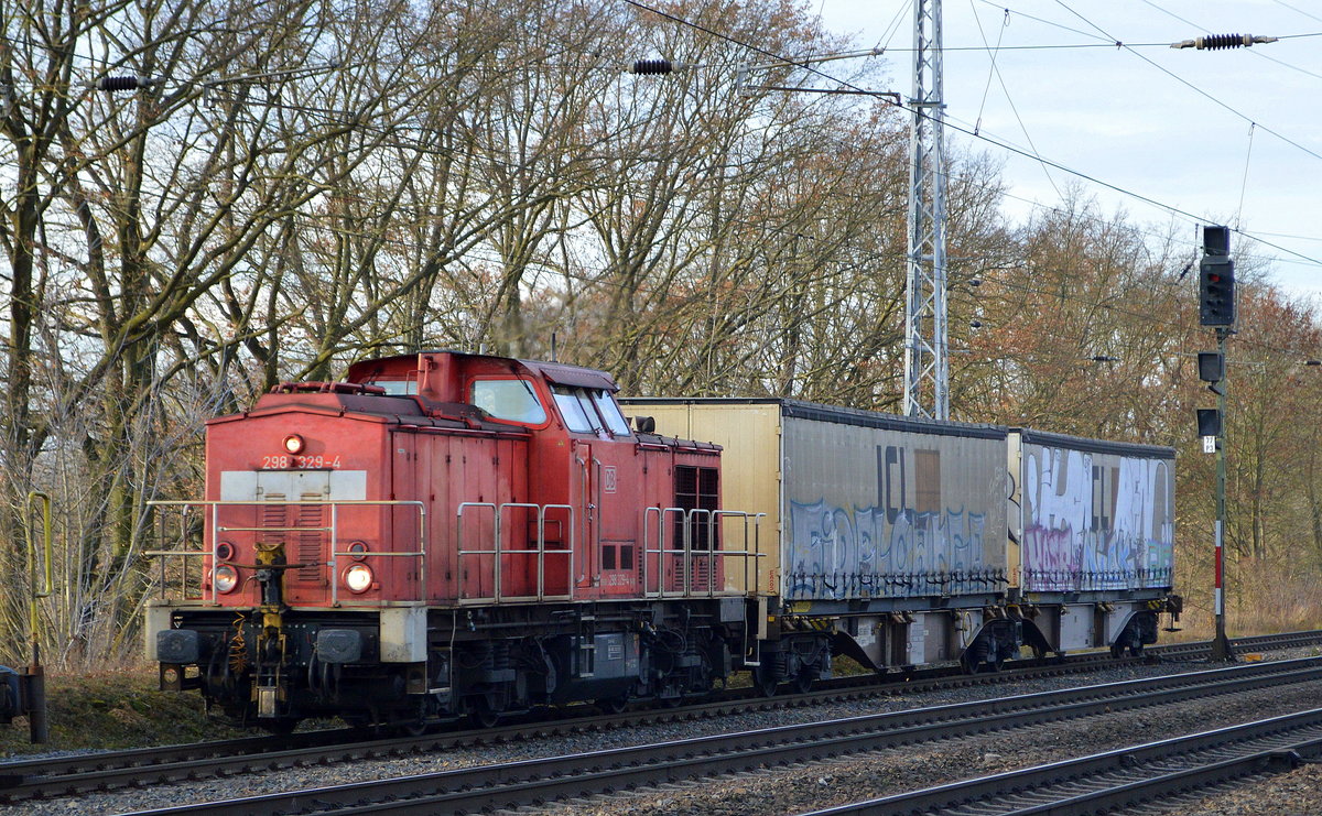 DB Cargo AG (D) mit  298 329-4  [NVR-Nummer: 98 80 3298 329-4 D-DB] und Containertragwagen  am 17.12.20 Durchfahrt Bf. Saarmund. 