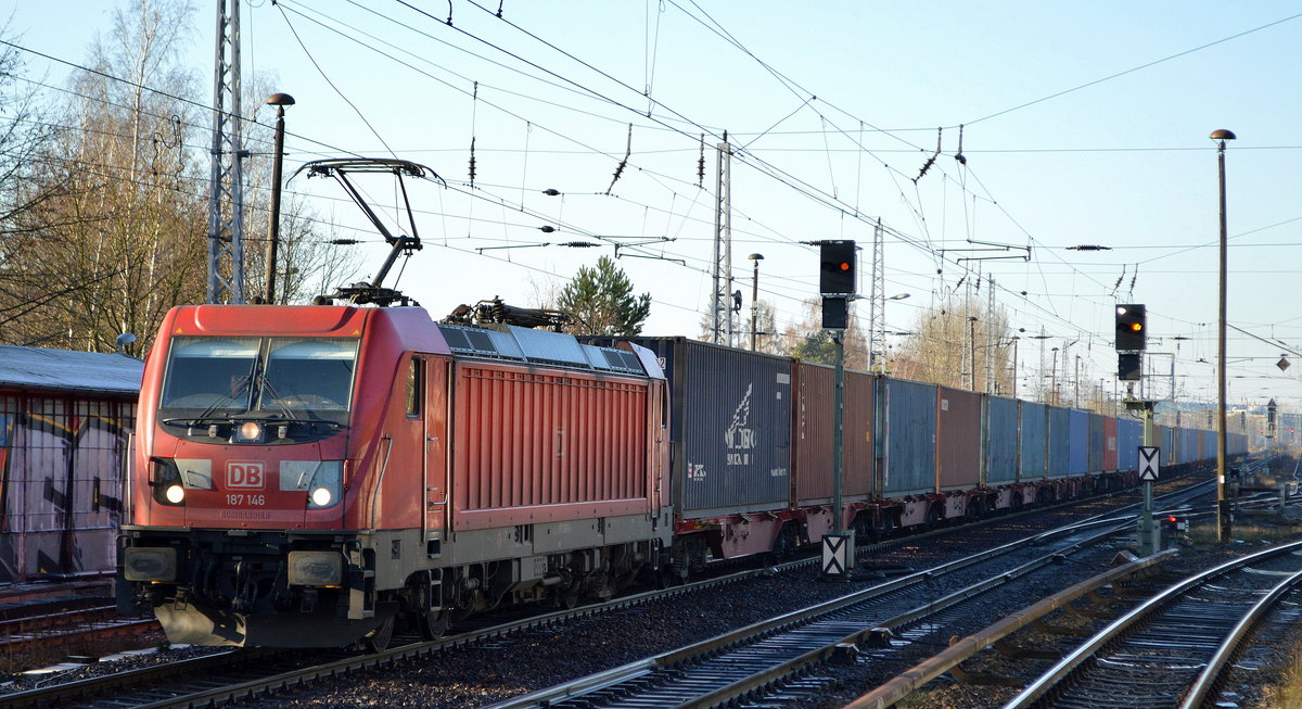 DB Cargo AG [D] mit  187 146  [NVR-Nummer: 91 80 6187 146-6 D-DB] und Containerzug Richtung Frankfurt/Oder am 19.12.20 Berlin-Hirschgarten.
