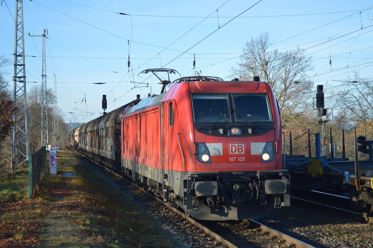 DB Cargo AG [D] mit  187 109  [NVR-Nummer: 91 80 6187 109-4 D-DB] und gemischtem Güterzug am 18.12.20 Durchfahrt Bf. Saarmund. 
