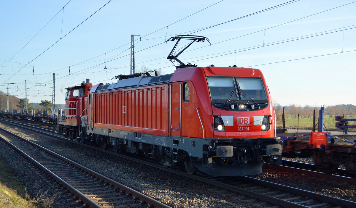 DB Cargo AG [D] mit  187 191  [NVR-Nummer: 91 80 6187 191-2 D-DB] und  362 423-6  (NVR:  9880 3 362 423-6 D-DB 9) am Haken Richtung Rangierbahnhof Seddin am 18.12.20 Bf. Saarmund.