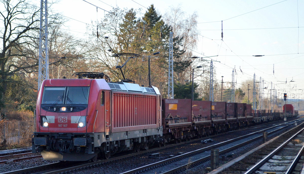DB Cargo AG [D] mit  187 167  [NVR-Nummer: 91 80 6187 167-2 D-DB] und gemischtem Güterzug Richtung Ziltendorf EKO am 19.12.20 Bf. Saarmund.