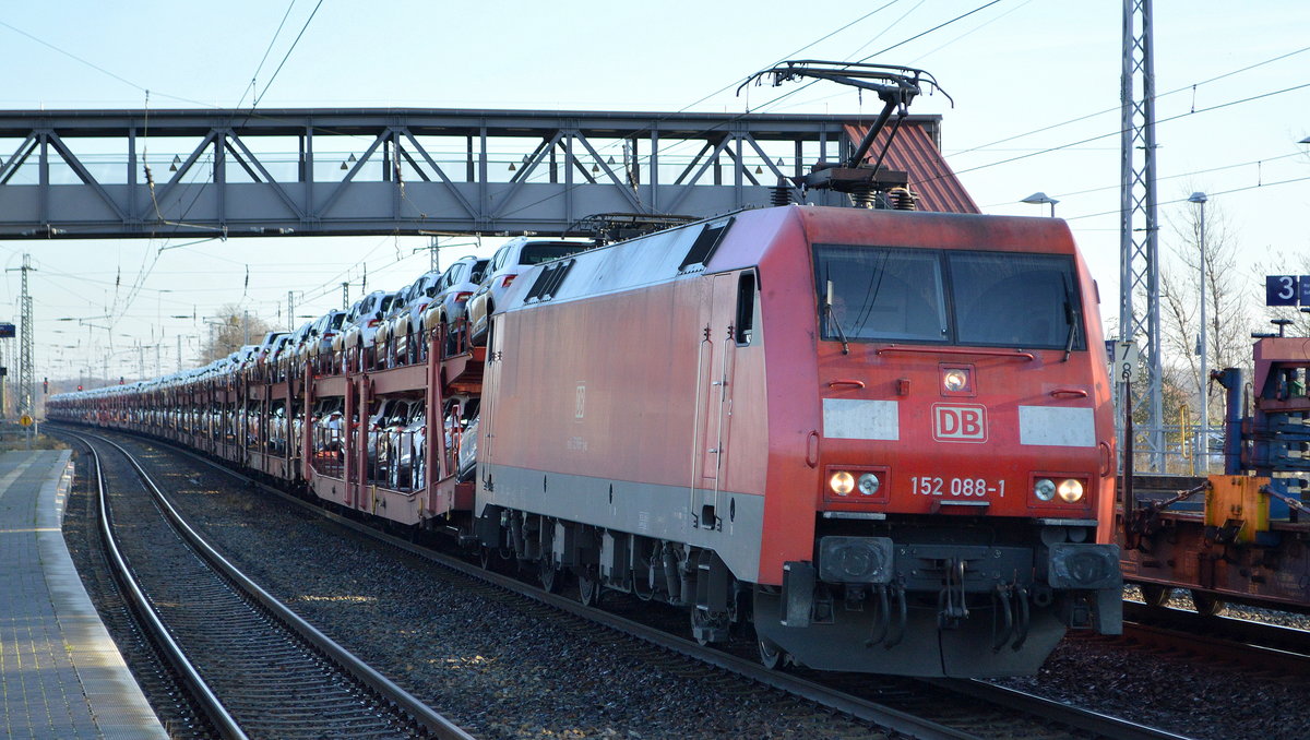 DB Cargo AG [D] mit  152 088-1  [NVR-Nummer: 91 80 6152 088-1 D-DB] und PKW-Transportzug (fabrikneue SKODA Modelle aus Tschechien) kommt kurz zum Personalwechsel im Bf. Saarmund zum Halt am 18.12.20 