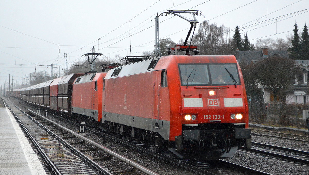 DB Cargo AG [D] mit der Doppeltraktion  152 130-1  [NVR-Nummer: 91 80 6152 130-1 D-DB] +  152 121-0  [NVR-Nummer: 91 80 6152 121-0 D-DB] mit Erzzug (leer) Richtung Hamburg (Hansaport) am 19.01.21 Berlin Hirschgarten.