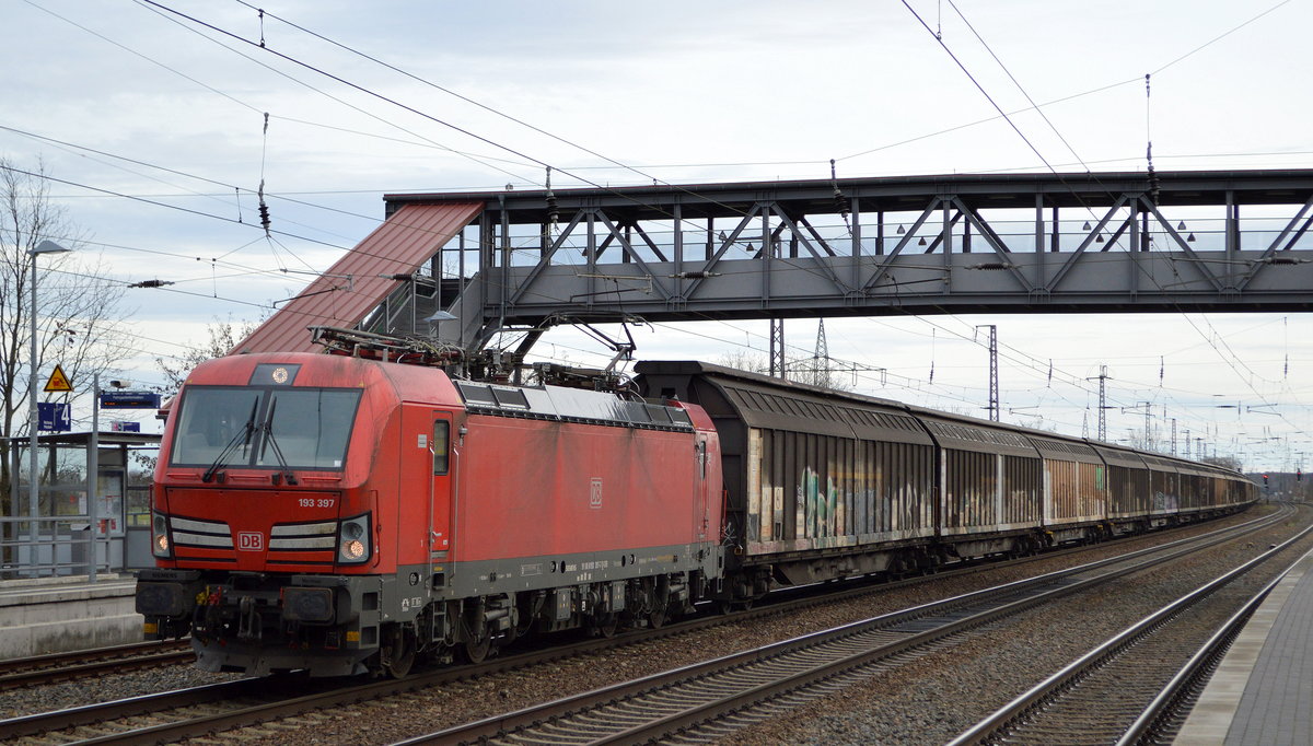 DB Cargo AG [D] mit  193 397  [NVR-Nummer: 91 80 6193 397-7 D-DB] und einem Ganzzug Schiebewandwagen Richtung Rbf. Seddin am 20.01.21 Bf. Saarmund.