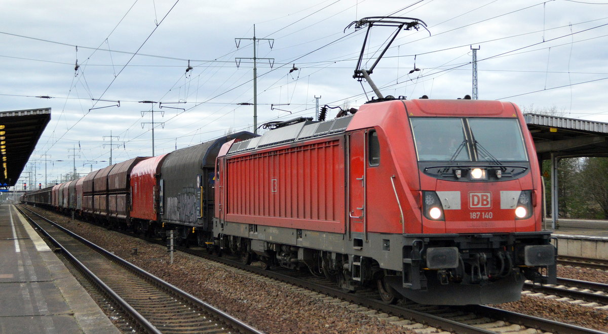 DB Cargo AG [D] mit  187 140  [NVR-Nummer: 91 80 6187 140-9 D-DB] und gemischtem Güterzug am 21.01.21 Durchfahrt Bf. Flughafen BER Terminal 5