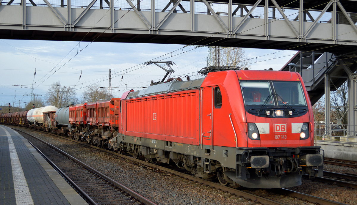 DB Cargo AG [D] mit  187 143  [NVR-Nummer: 91 80 6187 143-3 D-DB] und gemischtem Güterzug am 20.01.21 Durchfahrt Bf. Saarmund.