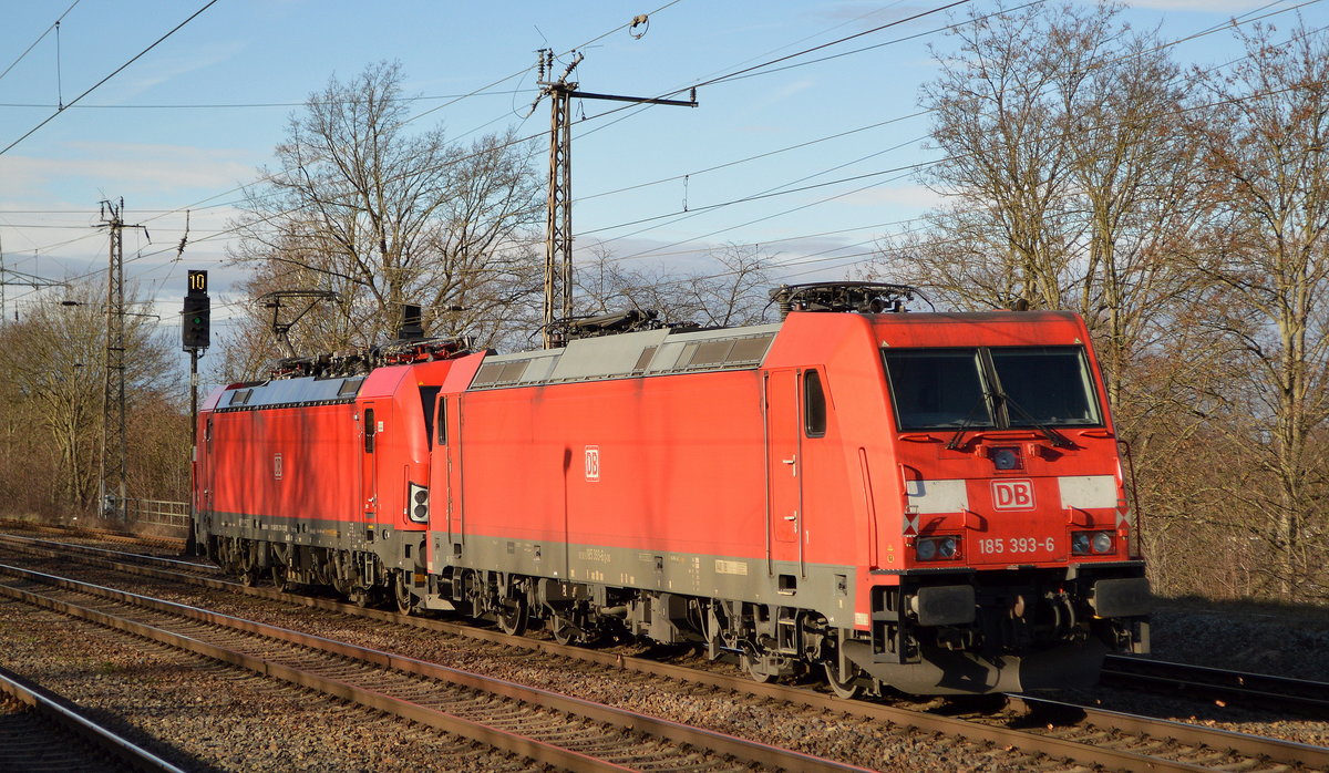 DB Cargo AG [D] mit  185 393-6  [NVR-Nummer: 91 80 6185 393-6 D-DB] am Haken von  193 391  [NVR-Nummer: 91 80 6193 391-0 D-DB] am 21.01.21 Durchfahrt Bf. Saarmund.