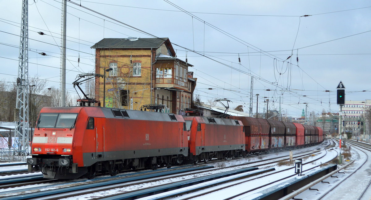 DB Cargo AG [D] mit der Doppeltraktion  152 161-6  [NVR-Nummer: 91 80 6152 161-6 D-DB] +   152 071-7  [NVR-Nummer: 91 80 6152 071-7 D-DB] mit der Erzzug aus Hamburg Richtung Ziltendorf EKO am 11.02.21 Berlin Greifswalder Str.