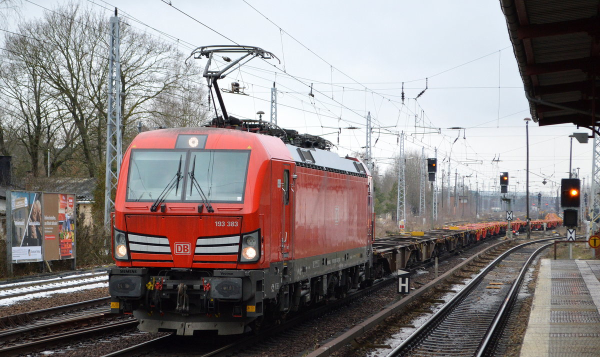 DB Cargo AG [D]  mit  193 383  [NVR-Nummer: 91 80 6193 383-7 D-DB] und einem Leerzug Containertragwagen Richtung Frankfurt/Oder am 17.02.21 Berlin-Hirschgarten.