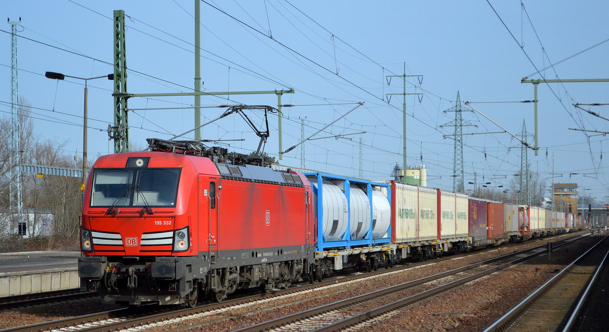 DB Cargo AG [D] mit  193 332  [NVR-Nummer: 91 80 6193 332-4 D-DB] und Containerzug am 24.02.21 Durchfahrt Bf. Flughafen BER Terminal 5.