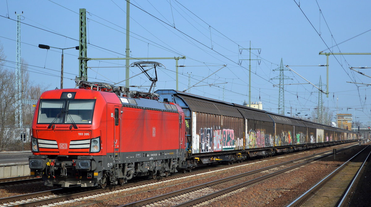 DB Cargo AG [D] mit  193 395  [NVR-Nummer: 91 80 6193 395-1 D-DB] und Ganzzug Schiebewandwagen am 24.02.21 Durchfahrt Bf. Flughafen BER Terminal 5.