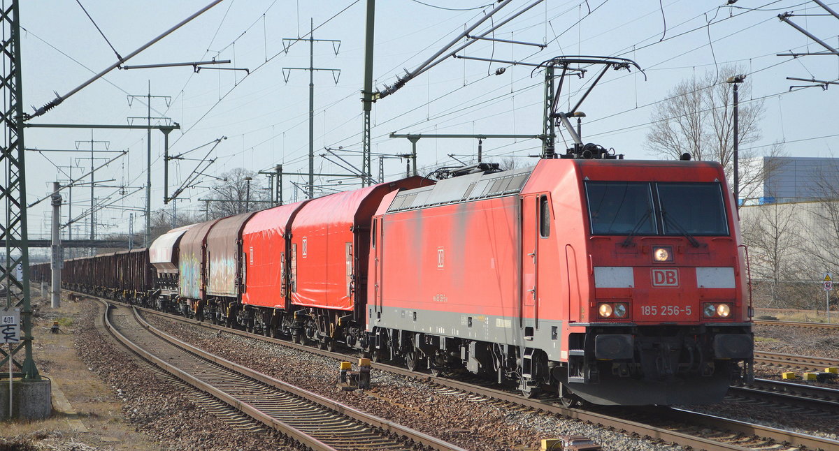 DB Cargo AG [D] mit  185 256-5  [NVR-Nummer: 91 80 6185 256-5 D-DB] und gemischtem Güterzug Richtung Ziltendorf EKO am 24.02.21 Durchfahrt Bf. Flughafen BER Terminal 5.