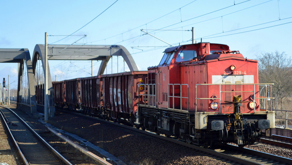 DB Cargo AG (D) mit  298 329-4  [NVR-Nummer: 98 80 3298 329-4 D-DB] und einigen offenen Drehgestell-Güterwagen am 05.03.21 Berlin Pankow.