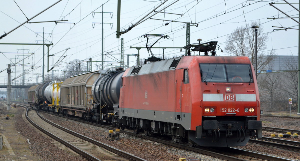 DB Cargo AG [D] mit  152 022-0  [NVR-Nummer: 91 80 6152 022-0 D-DB] und einem kurzen gemischten Güterzug am 24.03.21 Durchfahrt Bf. Flughafen BER Terminal 5.