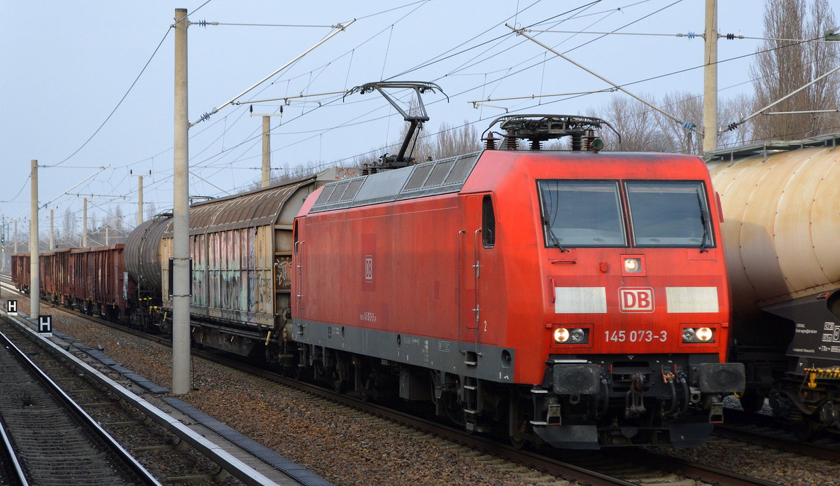 DB Cargo AG [D] mit  145 073-3  [NVR-Nummer: 91 80 6145 073-3 D-DB] und gemischten Güterwagen am 25.03.21 Berlin Blankenburg.