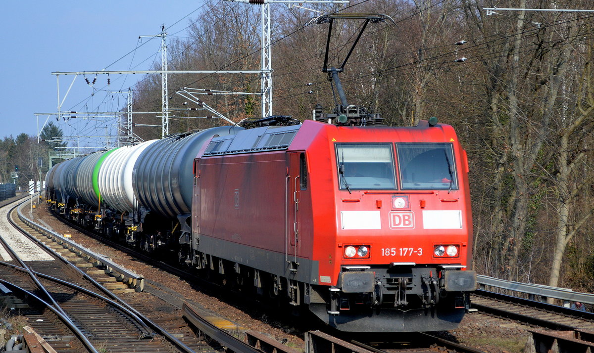 DB Cargo AG [D] mit  185 177-3  [NVR-Nummer: 91 80 6185 177-3 D-DB] und Kesselwagenzug (Benzin) am 24.03.21 Berlin Buch.