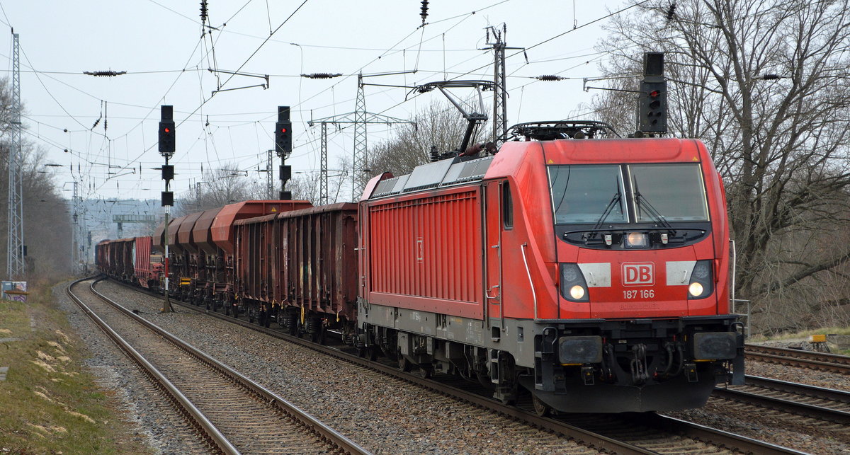 DB Cargo AG [D] mit  187 166  [NVR-Nummer: 91 80 6187 166-4 D-DB] und gemischtem Güterzug am 26.03.21 Durchfahrt Bf. Saarmund.