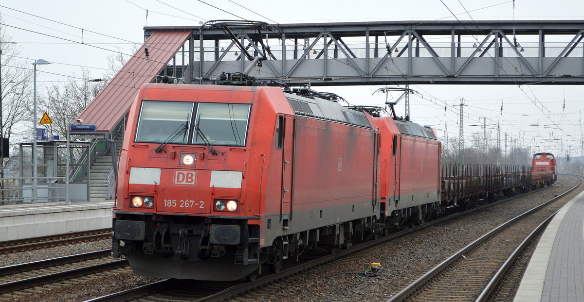 DB Cargo AG [D] mit einer Doppeltraktion  185 267-2  [NVR-Nummer: 91 80 6185 267-2 D-DB] +  185 396-9  [NVR-Nummer: 91 80 6185 396-9 D-DB] und einigen Drehgestell-Flachwagen mit Stahl-Produkten und hinten dran noch  298 321-1  am 26.03.21 Durchfahrt Bf. Saarmund.
