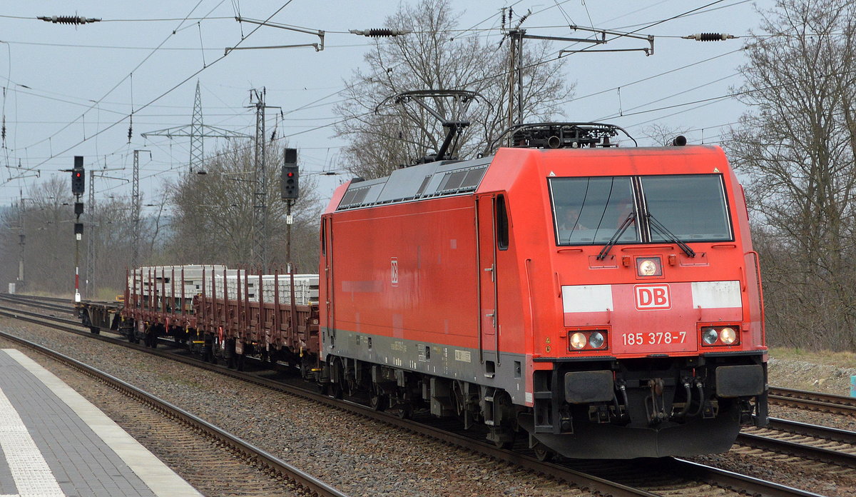 DB Cargo AG [D] mit  185 378-7  [NVR-Nummer: 91 80 6185 378-7 D-DB] und drei Güterwagen bei einer Übergabefahrt am 26.03.21 Durchfahrt Bf. Saarmund.