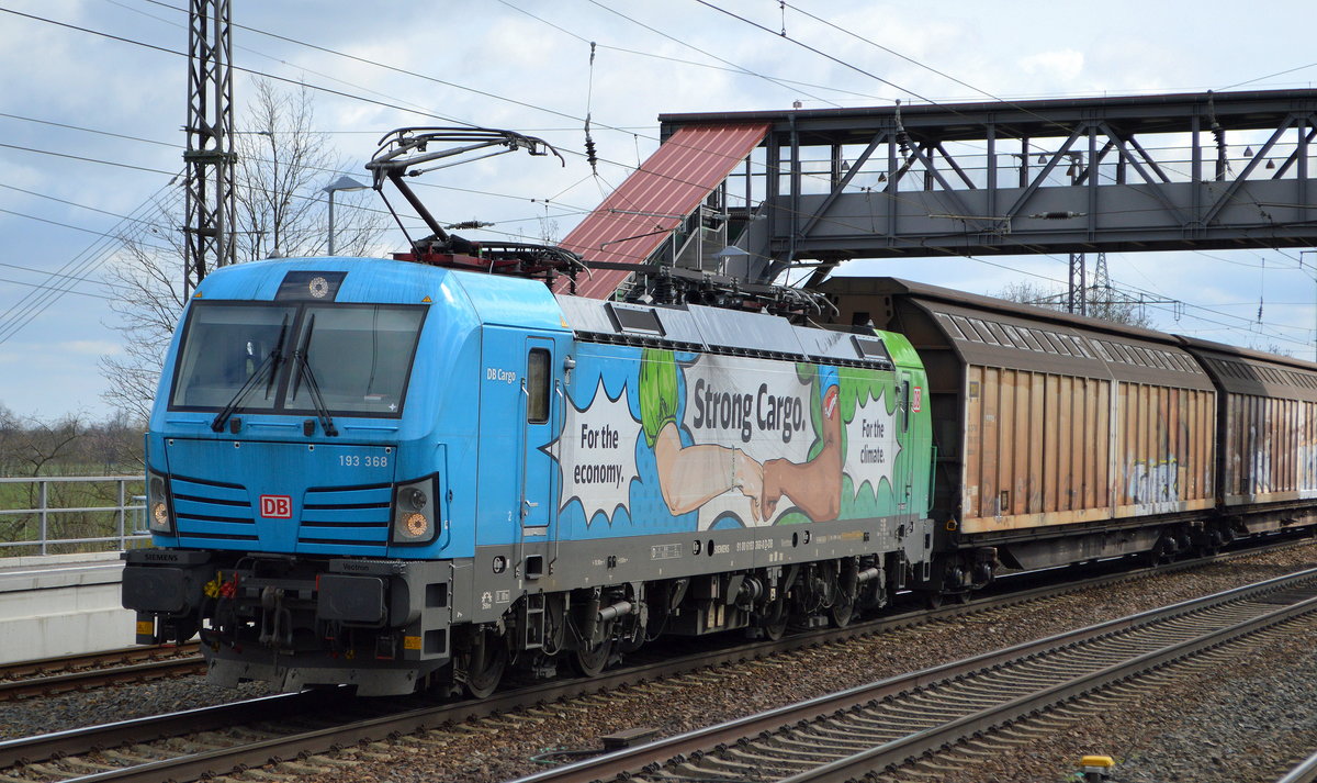 DB Cargo AG [D] mit ihrer schön gestalteten  193 368  [NVR-Nummer: 91 80 6193 368-4 D-DB] mit der blauen Frontpartie (for the economy) und einem Ganzzug Schiebewandwagen aus Richtung Frankfurt/Oder zum Rbf. Seddin am 13.04.21 Bf. Saarmund. 