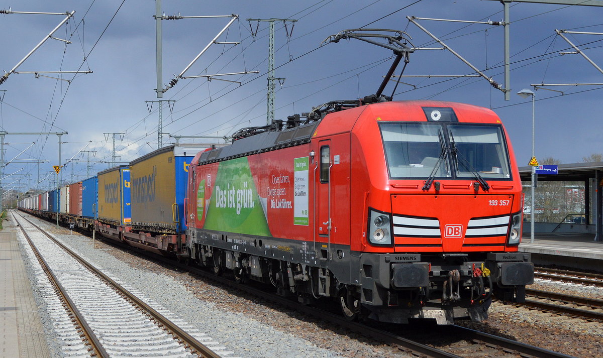 DB Cargo AG [D] mit  193 357  [NVR-Nummer: 91 80 6193 357-1 D-DB] und Taschenwagenzug am 14.04.21 Durchfahrt Bf. Golm (Potsdam).